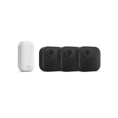Blink-Kamera Outdoor 4 | Kabellose intelligente HD-Sicherheitskamera, zwei Jahre Batterielaufzeit, funktioniert mit Alexa | 3-Kamera-System mit enthaltenem Sync Module Core | IP65